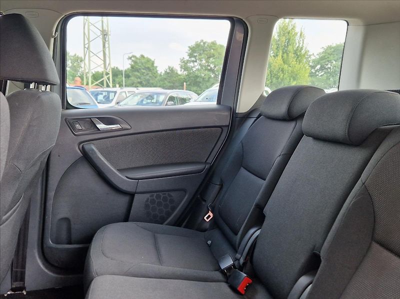 Škoda Yeti 2,0 TDI AC NAVI VÝHŘEVY - fotka 12 z 30