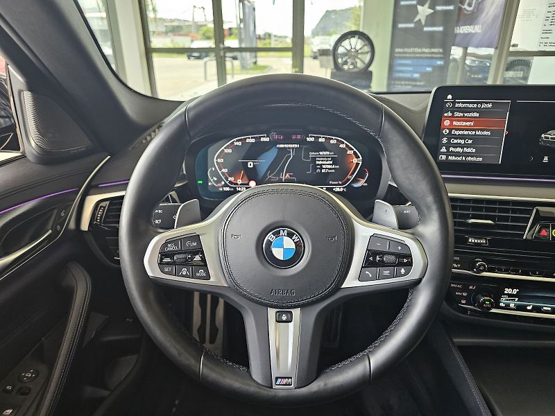 BMW Řada 5 M550i xDrive - fotka 24 z 32
