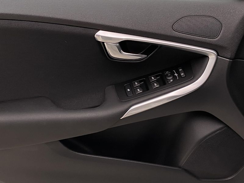 Volvo V40 T2 MOMENTUM AUT  - fotka 29 z 39