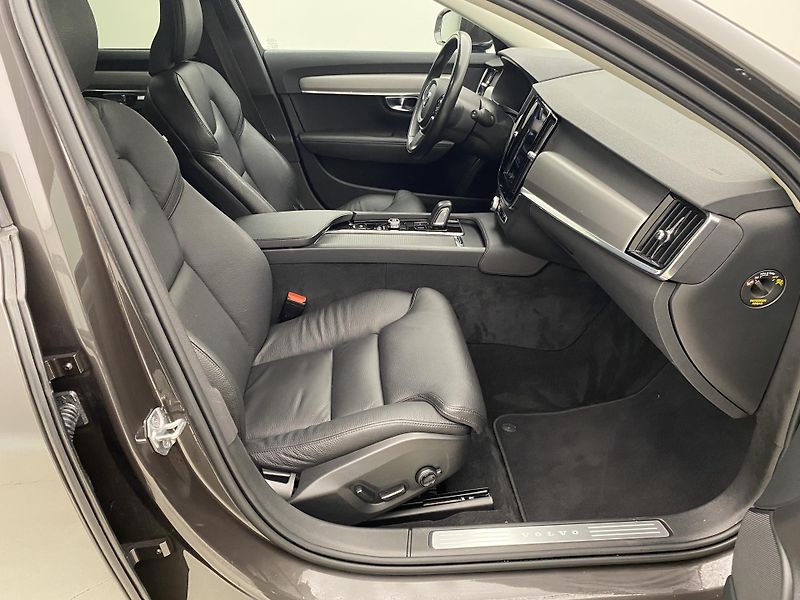 Volvo V90 B4 MOMENTUM AUT REZERVACE - fotka 24 z 48