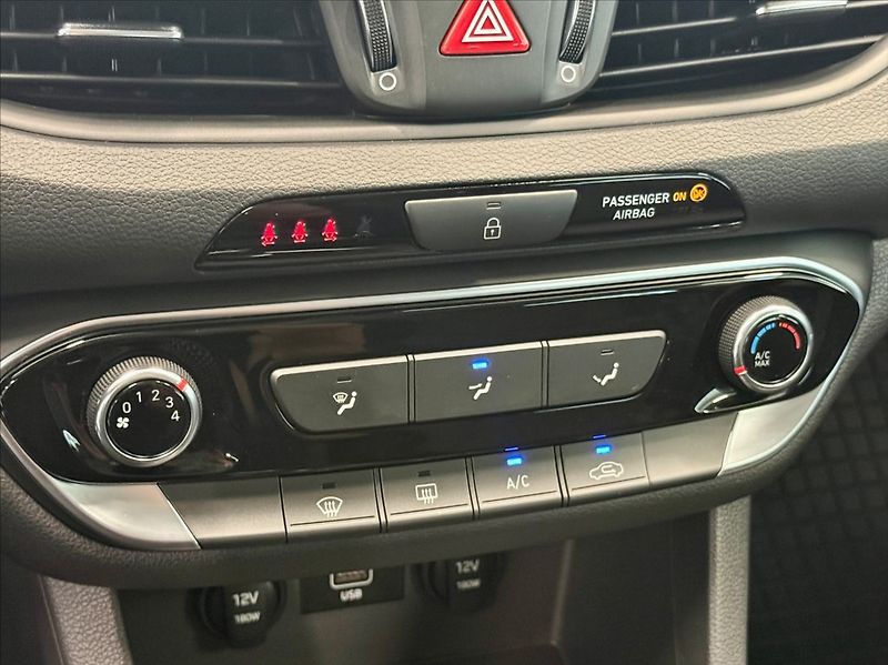 Hyundai i30 1,5 DPi COMFORT 1.MAJITEL - fotka 8 z 13
