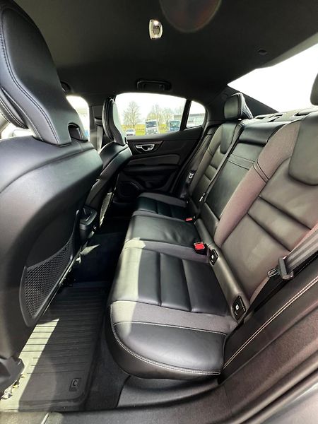 Volvo S60 2.0T5 184kW Aut. R-Desing - fotka 25 z 27