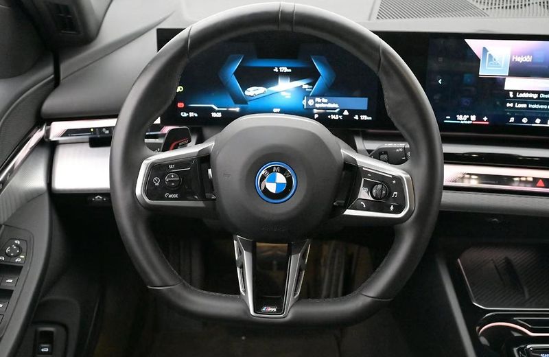 BMW i5 eDrive40 Touring SoH 96% Tažné - fotka 6 z 21