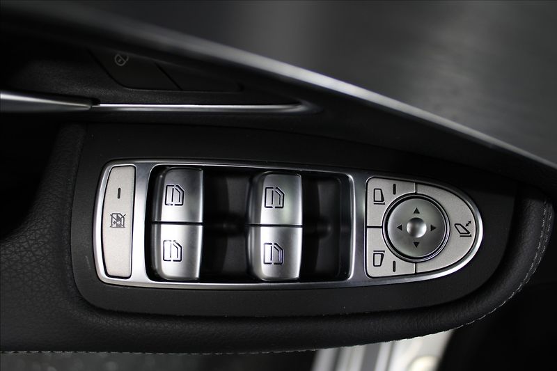 Mercedes-Benz Třídy C 1,6 200d AMG line - fotka 14 z 35