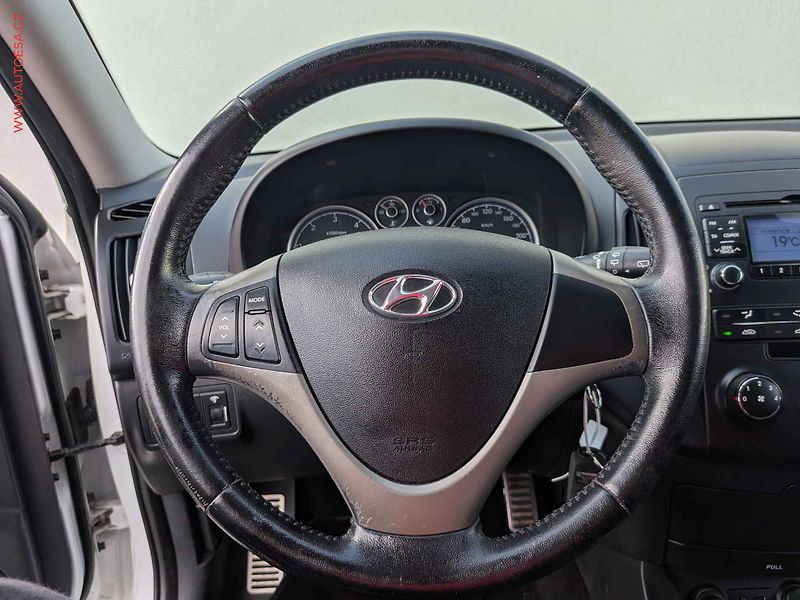Hyundai i30 (2009) 1.6CRDi, ČR, Klima - fotka 12 z 14