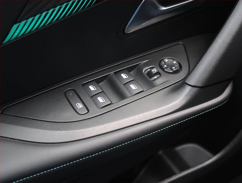 Peugeot 2008 (2023) 1.2 PureTech - fotka 21 z 25