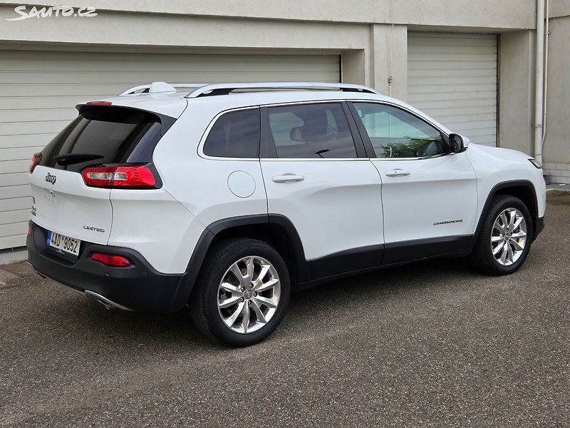 Jeep Cherokee (2014) 2.0 CRD 4x4 Limited Aut Pano - fotka 8 z 35