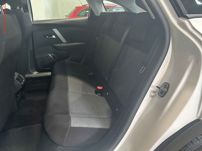Citroën C4 (2022) 1.5 HDi, 2.maj,ČR, Feel, LED - fotka 10 z 18