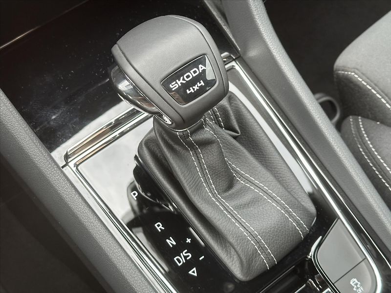 Škoda Karoq 2,0 TDI Sportline 4x4 DSG 1.ma - fotka 34 z 44
