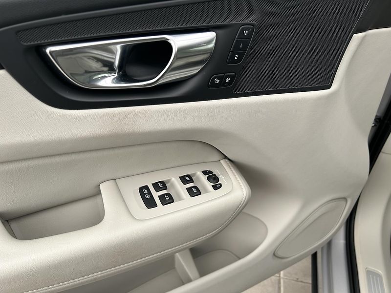 Volvo XC60 2.0 B5 4x4 INSCRIPTION - fotka 22 z 26