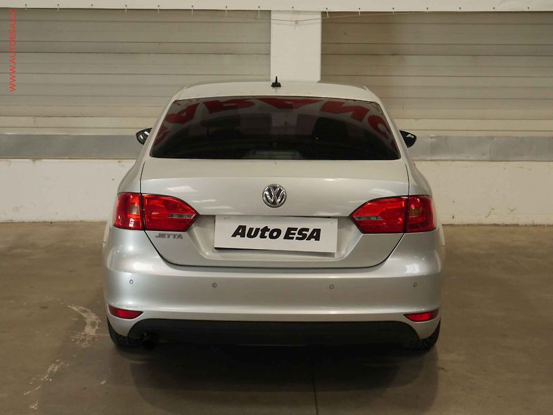 Volkswagen Jetta (2011) 1.2, 2.maj,ČR, AC, tempo - fotka 5 z 16