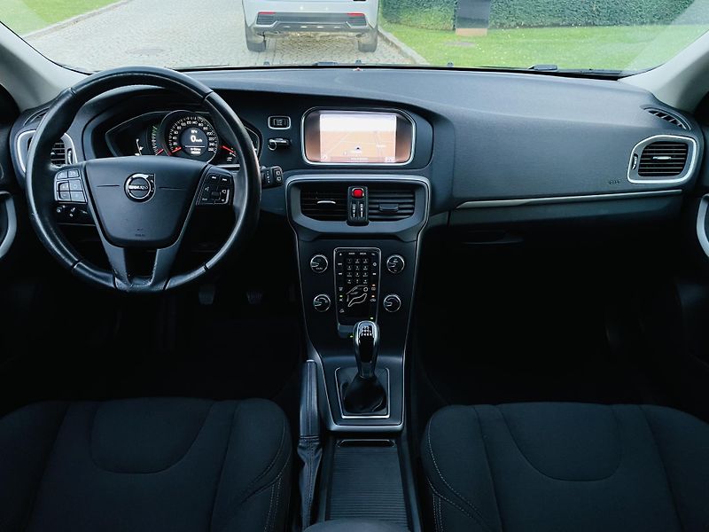 Volvo V40 2.0i MANUÁL 1.MAJITEL SENZORY - fotka 22 z 41