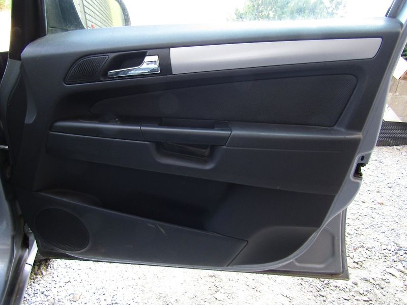 Opel Zafira (2006) 1.9 CDTi 88kW - fotka 25 z 33