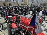Motorkáři v Olomouci zahájili novou sezonu. Na Horní náměstí, odkud vyrazili směr Šternberk, se jich před nedělním polednem sjely stovky, 26. května 2024