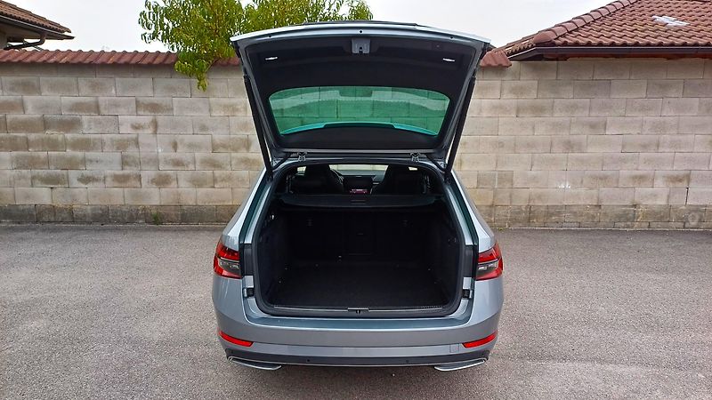 Škoda Superb 2.0TDI 140kW 4x4-WEBA-PANO-DPH - fotka 13 z 49