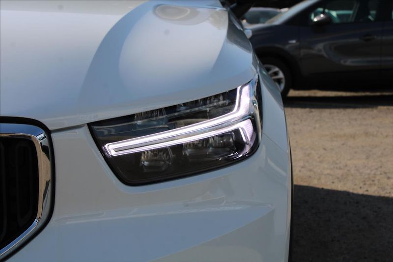 Volvo XC40 2,0 T4  1MAJ,4x4,MOMENTUM PRO - fotka 31 z 35