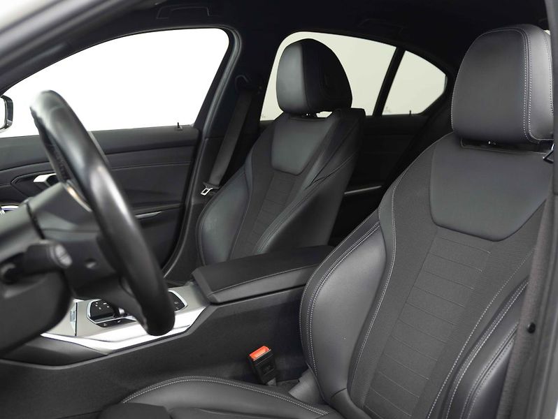 BMW Řada 3 320d xDrive - fotka 18 z 22