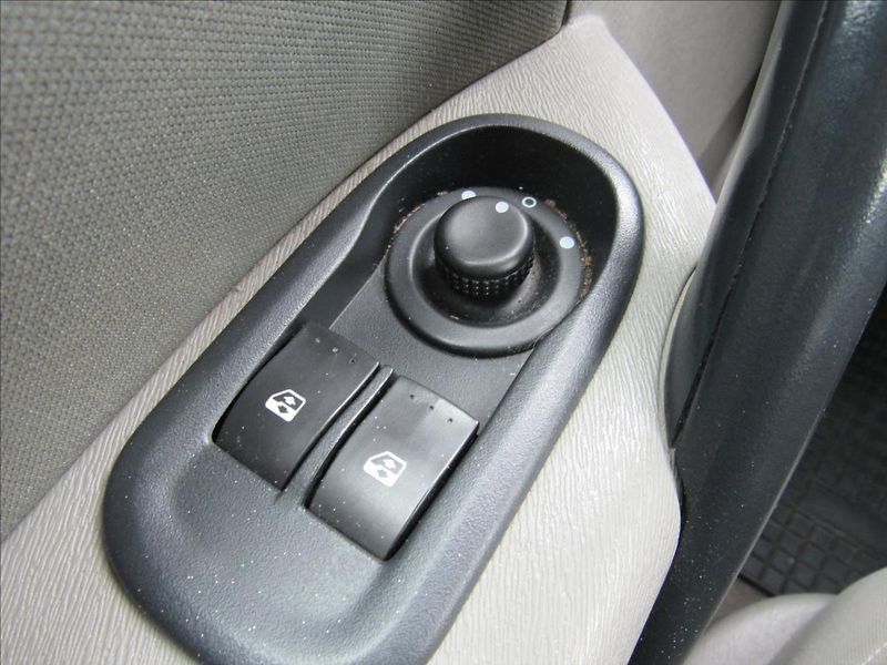 Renault Kangoo 1,5 DCi 63KW 5míst - fotka 23 z 29