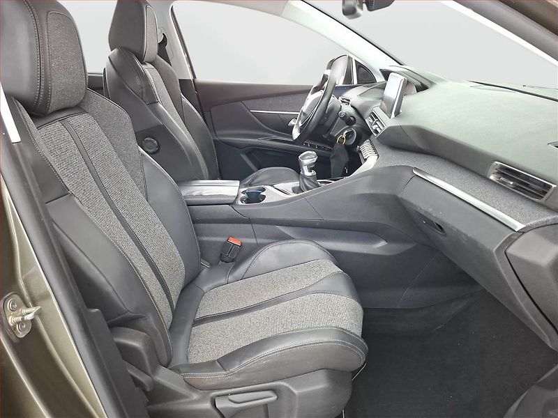 Peugeot 5008 (2017) 1.6 BlueHDi, 7 míst - fotka 9 z 19