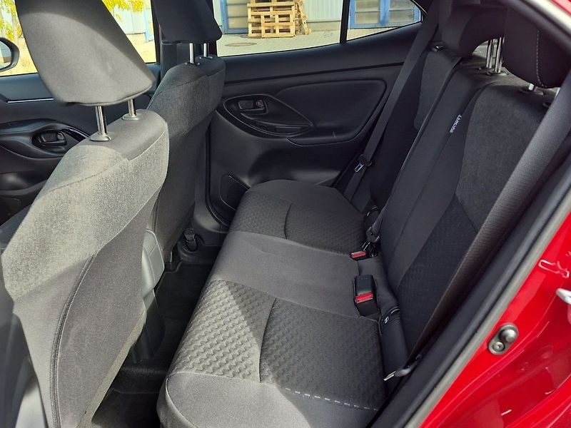 Toyota Yaris Cross 1.5HEV FWD Style 96kW - fotka 13 z 27