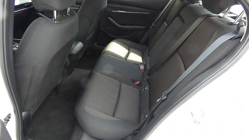 Mazda 3 2.0 Skyactive-G120 - fotka 19 z 22