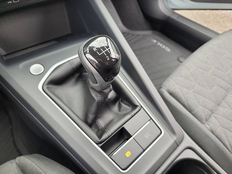Volkswagen Golf (2025) 1.5 TSI People - fotka 34 z 54
