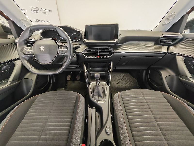 Peugeot 2008 1.2 Benzin - fotka 9 z 35