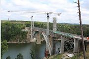 Správa železnic má dokončit i největší železobetonový železniční oblouk v Čechách, most u Červené nad Vltavou za téměř 700 milionů korun.