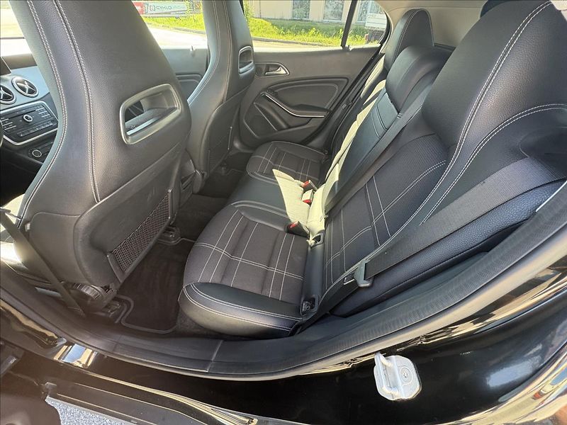 Mercedes-Benz GLA 1,6 200i 115kW Xen,Kamera,Navi - fotka 31 z 41