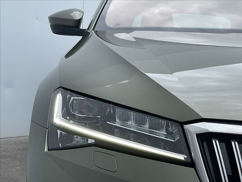 Škoda Superb 2,0 TDI DSG Combi L&K DCC+ACC - fotka 21 z 24