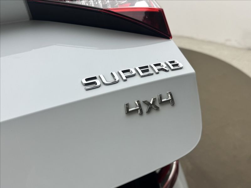 Škoda Superb 2,0 DSG 4X4 ACC CANTON STYLE+ - fotka 48 z 49