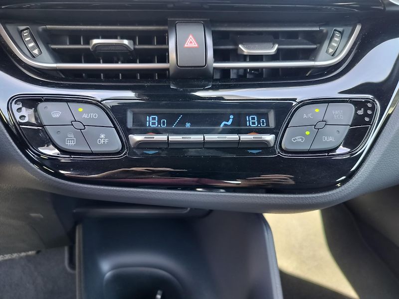 Toyota C-HR 1.8 hybrid business, navigace - fotka 18 z 27