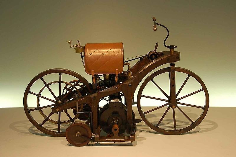 Replika motocyklu Daimler Reitwagen v Auto & Technic museu s Sinsheimu.