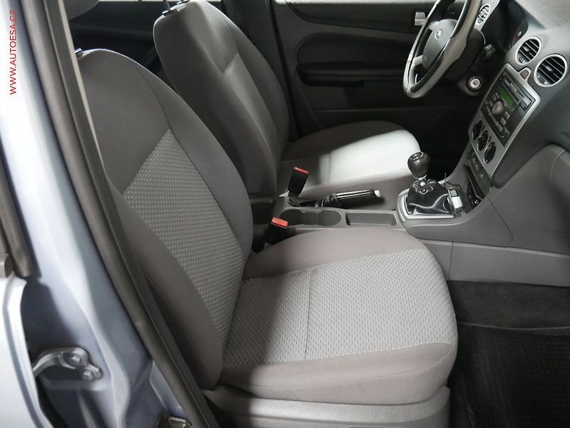 Ford Focus (2006) 2.0 TDCi, AC, výhřev sed - fotka 12 z 17