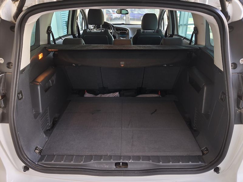 Peugeot 5008 (2016) 1.6 BlueHDi 88kW Allure - fotka 7 z 22