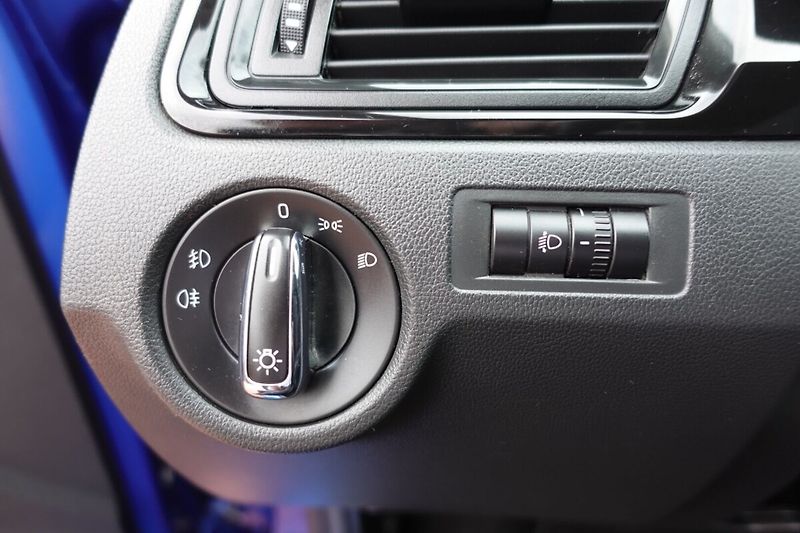 Škoda Rapid 1.6 TDI CR 66kW Ambition Fresh - fotka 17 z 24
