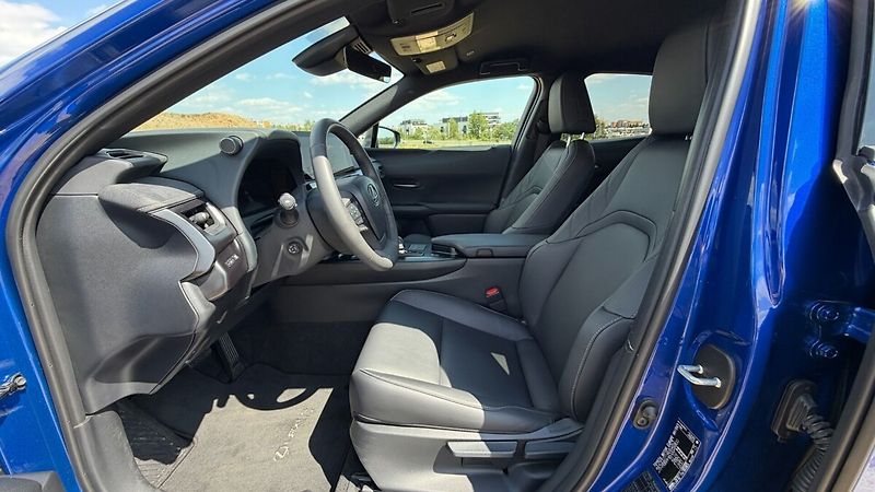 Lexus UX 300h 300H 2,0 HEV F SPORT DESIGN - fotka 9 z 28