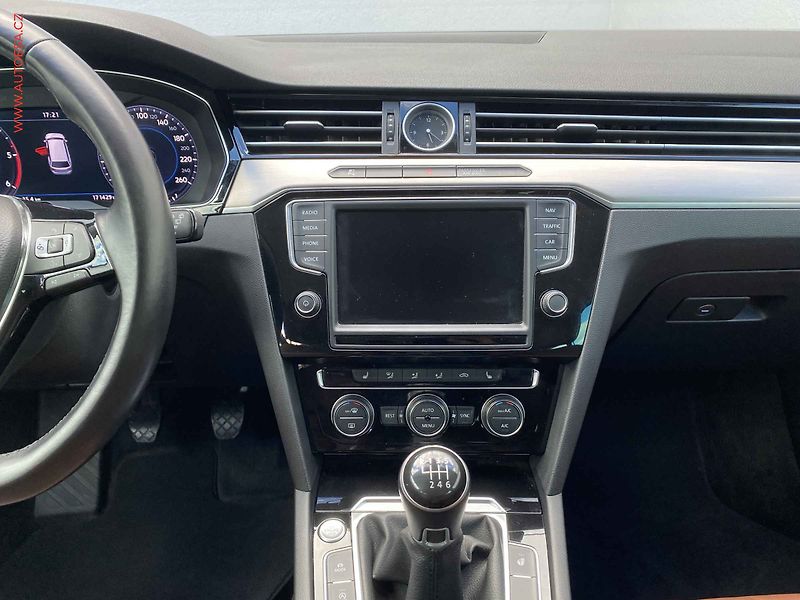 Volkswagen Passat (2017) 2.0 TDi, Highline, LED, TZ - fotka 12 z 19