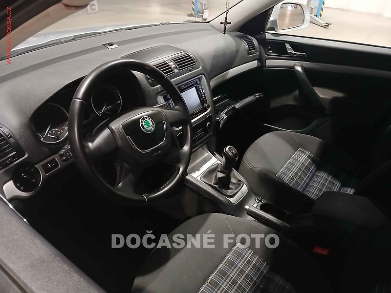 Škoda Octavia (2012) 1.6 TDi, AC - fotka 2 z 3