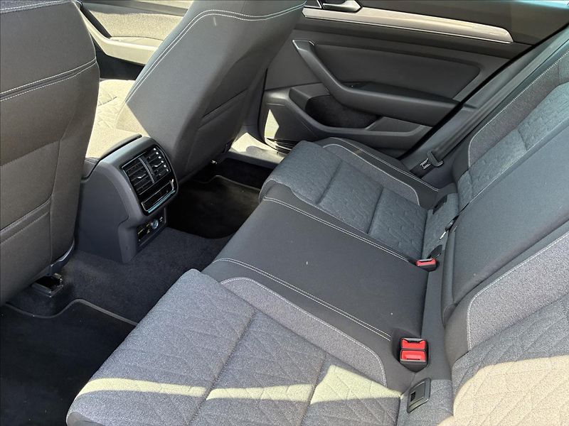 Volkswagen Passat 2,0 TDI TAŽNÉ KAMERA EL.KUFR - fotka 12 z 29