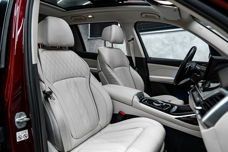 BMW X7 40i - fotka 10 z 27
