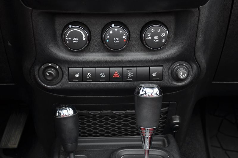 Jeep Wrangler 2.8 CRD/10th-Anniversary/CZ - fotka 31 z 49