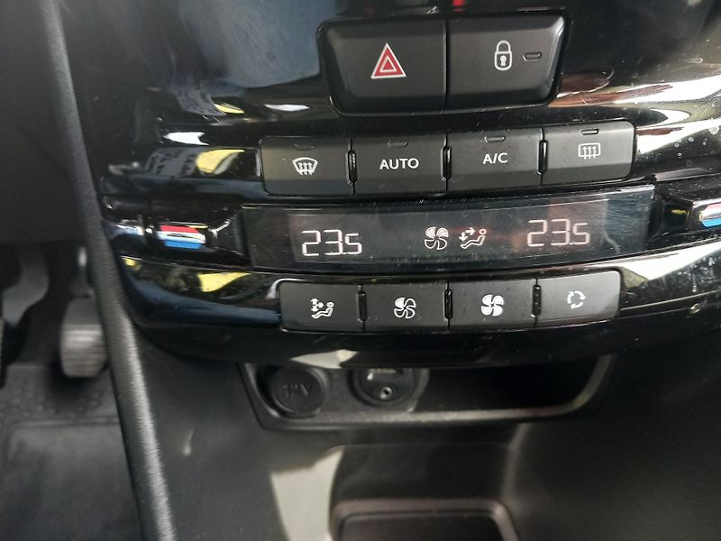 Peugeot 2008 (2015) 1,6HDi STYLE NAVI VYHŘ.SED. - fotka 25 z 38