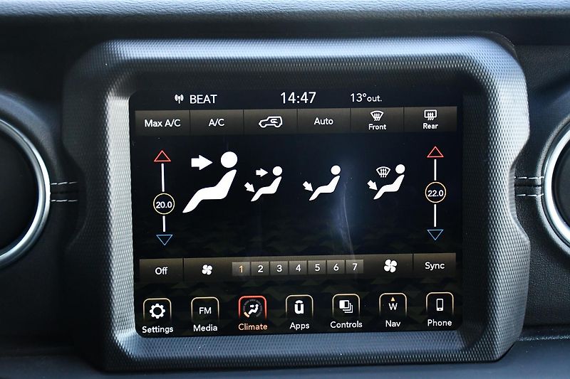 Jeep Wrangler 2.2CRD UNLIMITED REZERVACE - fotka 33 z 51