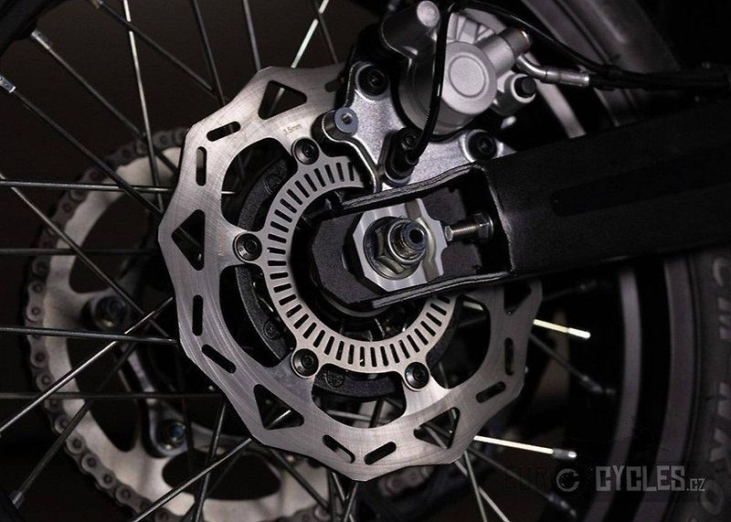 QJ Motor (2026) COV 125 Super Motard - Skladem - fotka 11 z 18