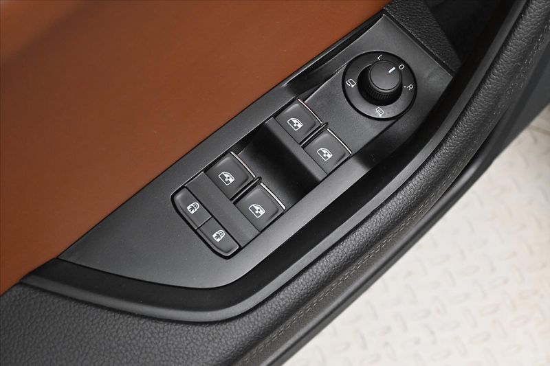 Škoda Superb 2,0 TSI 206kW L&K DSG 4x4 Záru - fotka 25 z 32
