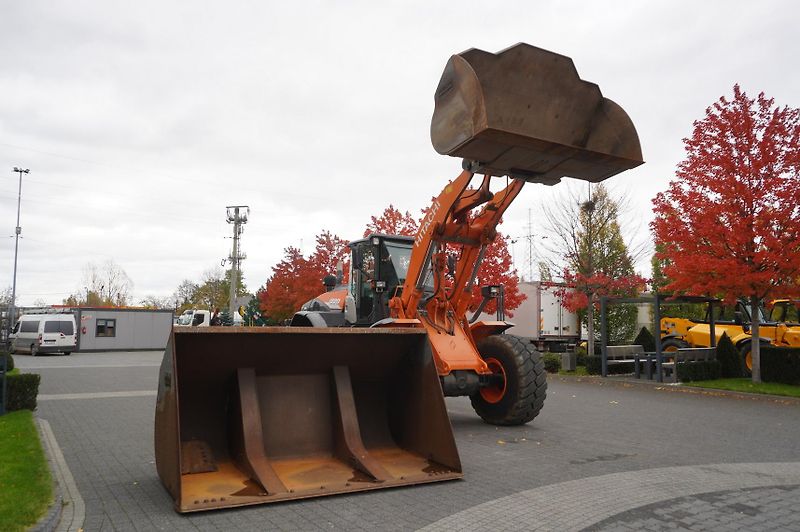 Hitachi (2018) ZW220 articulated loader - fotka 12 z 24