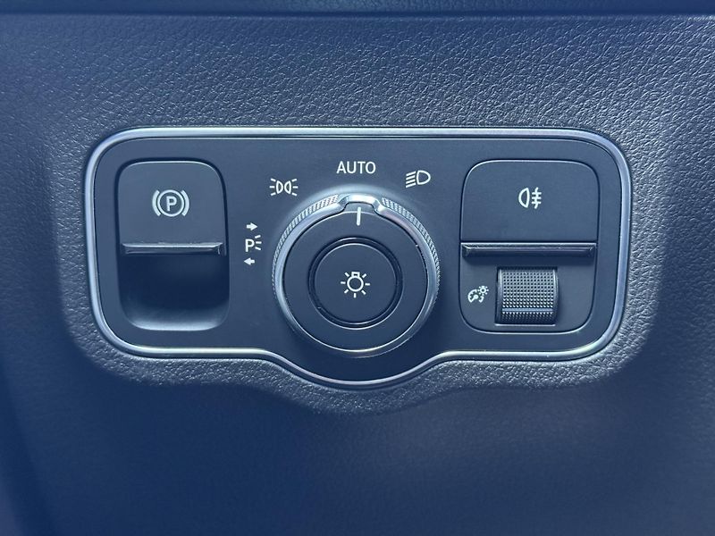 Mercedes-Benz GLB (2019) 200d 4Matic, AMG Line Head-up  - fotka 23 z 51