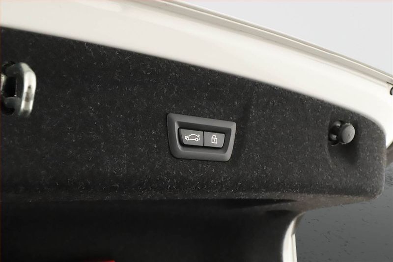 BMW Řada 3 (2019) 330 e - fotka 18 z 19