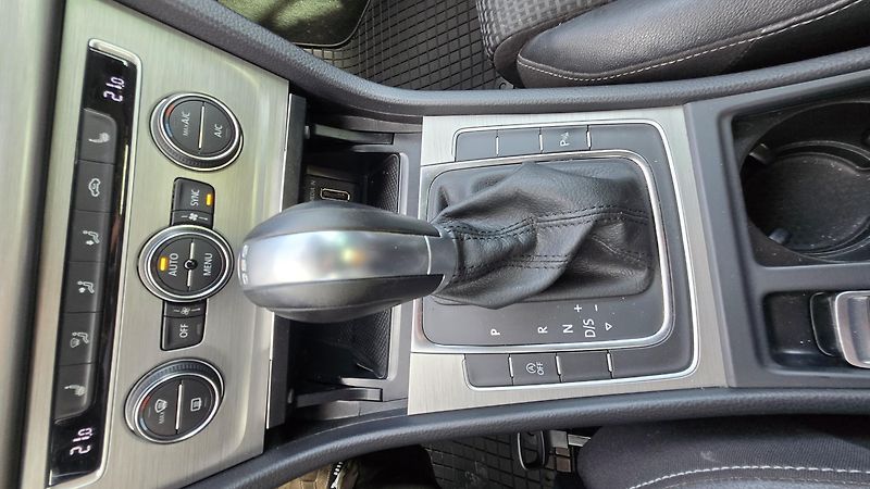 Volkswagen Golf 1.6TDI  DSG COMFORT 77KW - fotka 39 z 44